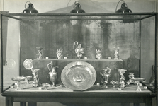 99658 Afbeelding van een vitrine met zilveren voorwerpen op de tentoonstelling Antiek Utrechts en modern Nederlands ...